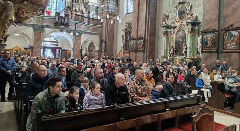 Szolnokon „találkozott” Balázs Fecó Szent Józseffel – különleges Apák napja a templomban