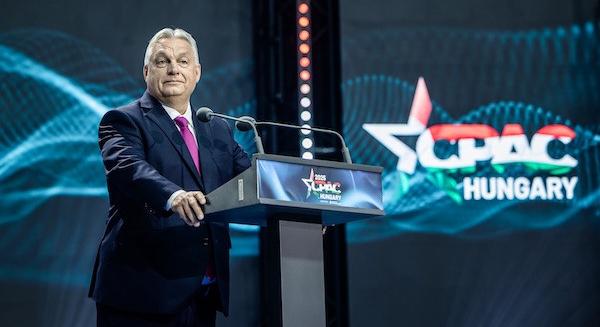 Orbán Viktor megkezdte beszédét a CPAC budapesti rendezvényén