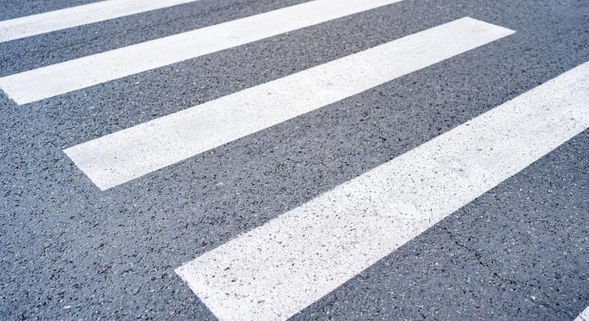 Gyalogátkelőhelyeket festenek Esztergomban