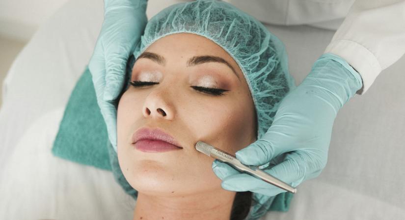 Csodát tett a nagymamával a plasztikai sebész: legalább húsz évet fiatalodott