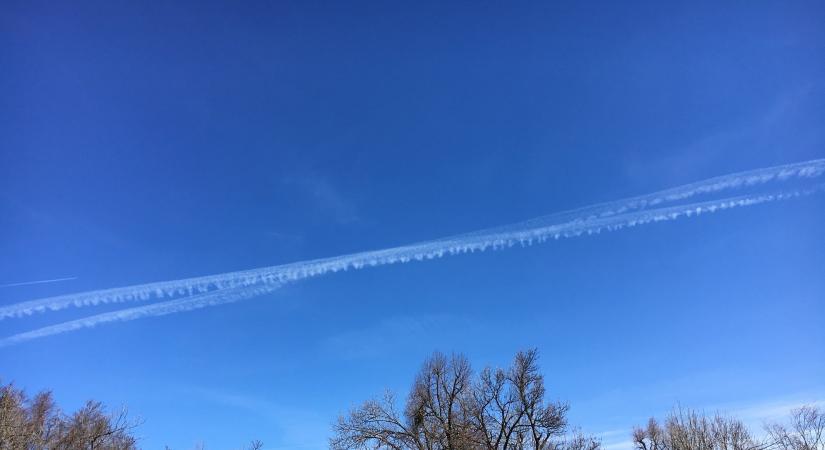 Csökkenti járatai számát a légitársaság, egyébként milliárdokkal nőne az üzemanyagköltsége