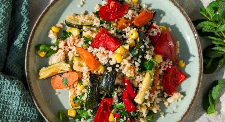 Sült zöldséges kuszkusz lime-öntettel: friss, egészséges vacsora