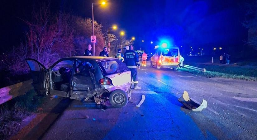 Két baleset Miskolcon nemsokkal egymás után: az egyik autó oszlopnak ütközött