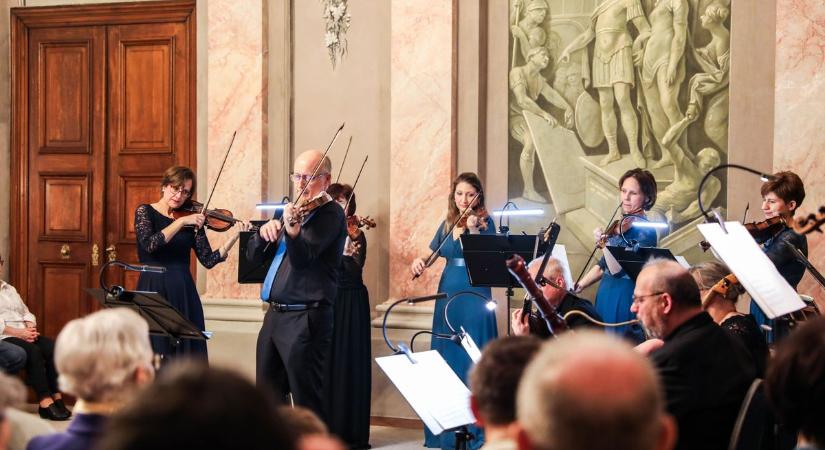 Barokk csoda: Zene, amit „látni” is lehet – a Négy évszak ismét életre kelt, Vivaldi varázsa újra meghódította a Püspöki Palota közönségét