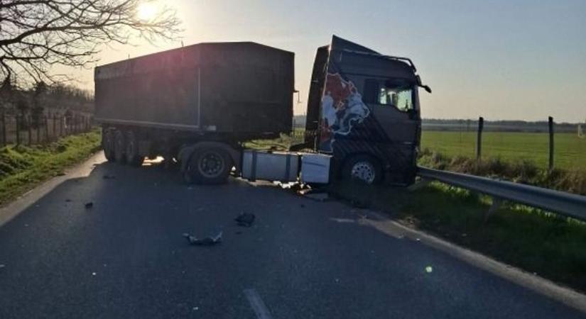 Nagy a baj: személygépkocsi és kamion ütközött, a sofőrt a mentők elszállították