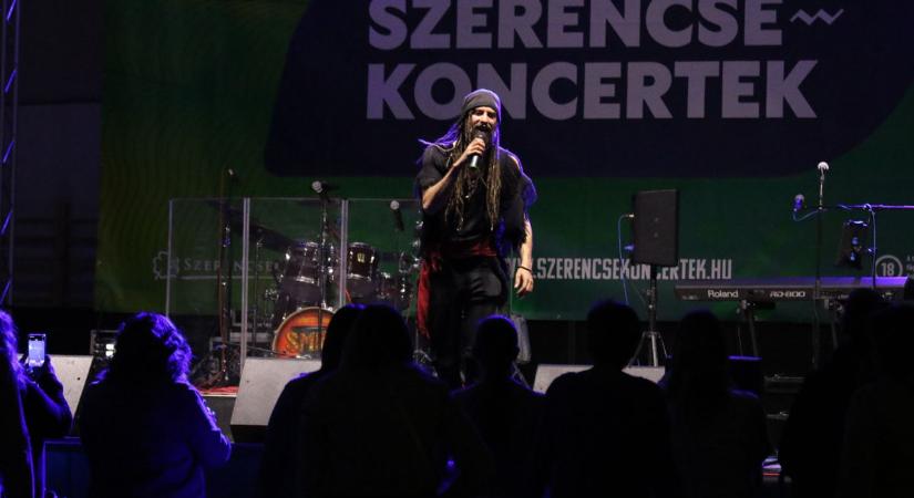 „Nem mi vagyunk a világ közepe” – Varga Viktor kemény üzenetet küldött a fiatal zenészeknek Tiszakécskén – fotó, videó